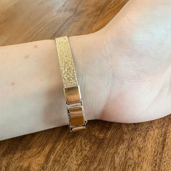 Vintage SEIKO Gold Tone Dainty Watch - Picture 4 of 4